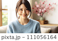 部屋でリラックスする女性 111056164