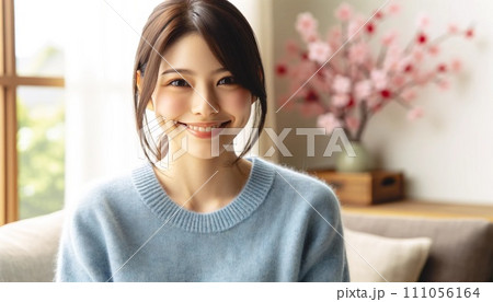 部屋でリラックスする女性 部屋でリラックスする女性 111056164