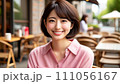 カフェで笑顔の若い女性 111056167