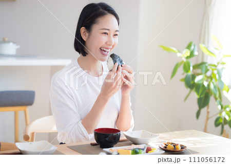 朝食 おにぎりを食べる女性 朝食 おにぎりを食べる女性 111056172