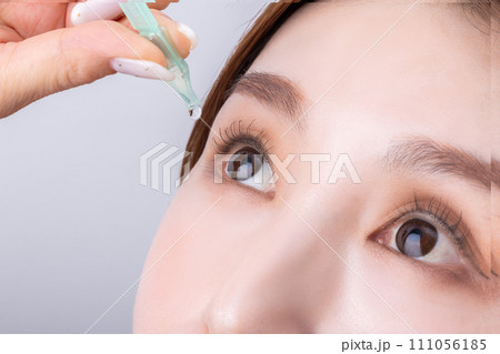 目薬をさす女性 woman applying eye drops 目薬をさす女性 woman applying eye drops 111056185