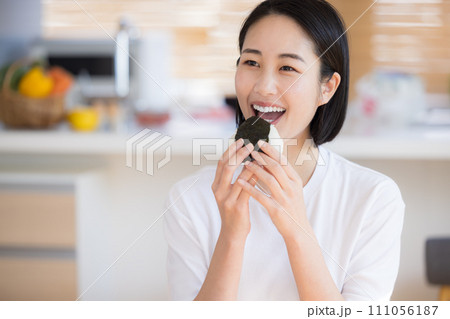 朝食 おにぎりを食べる女性 朝食 おにぎりを食べる女性 111056187