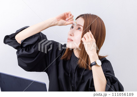 目薬をさす女性　woman applying eye drops 111056189
