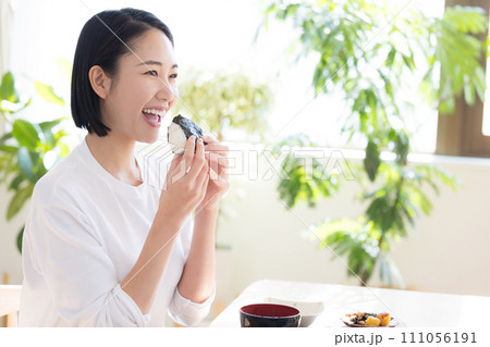 朝食 おにぎりを食べる女性 朝食 おにぎりを食べる女性 111056191