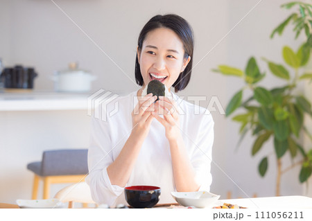 朝食 おにぎりを食べる女性 朝食 おにぎりを食べる女性 111056211