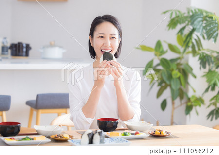 朝食 おにぎりを食べる女性 朝食 おにぎりを食べる女性 111056212