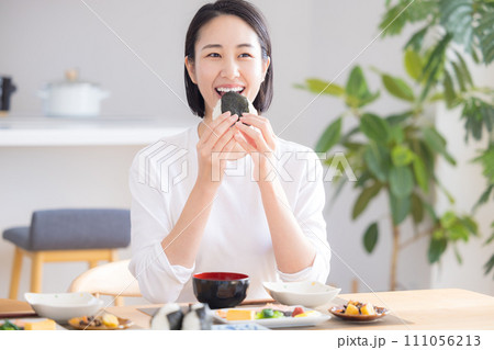朝食 おにぎりを食べる女性 朝食 おにぎりを食べる女性 111056213