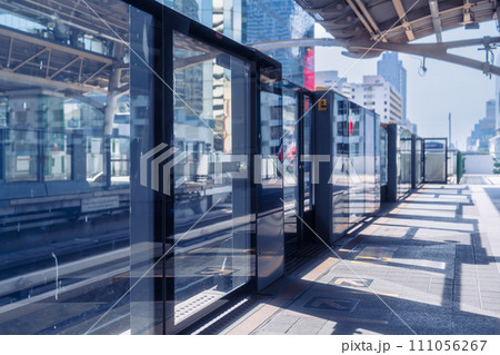 タイ旅行での移動手段（タクシー、BTS、鉄道、バイタク、トゥクトゥク、ソンテオ） 111056267