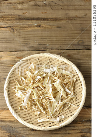 干した大根の皮を俯瞰で撮影 111056398