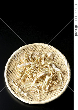 干した大根の皮を黒背景で撮影 干した大根の皮を黒背景で撮影 111056504