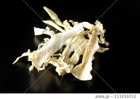 干した大根の皮を黒背景で撮影 111056512