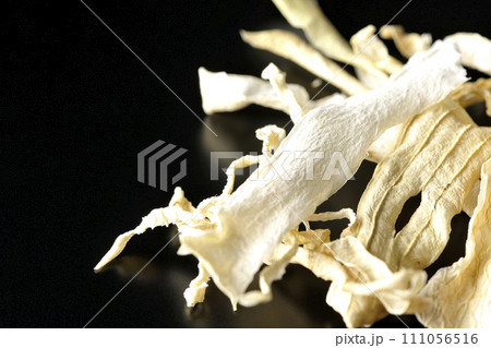 干した大根の皮を黒背景で撮影 干した大根の皮を黒背景で撮影 111056516