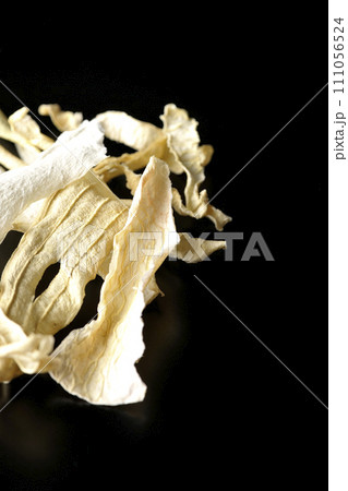 干した大根の皮を黒背景で撮影 111056524