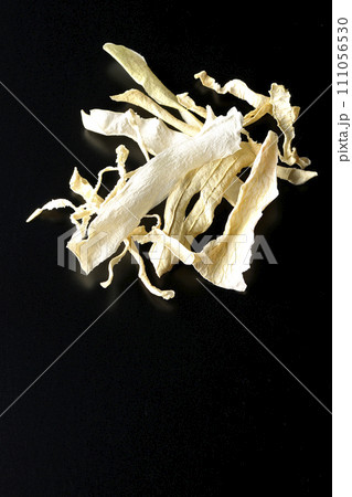 干した大根の皮を黒背景で撮影 干した大根の皮を黒背景で撮影 111056530