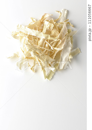 干した大根の皮を白背景で撮影 干した大根の皮を白背景で撮影 111056667