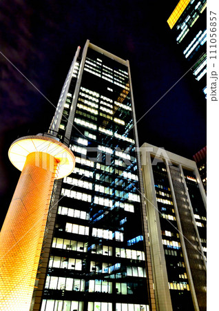 ライトアップされた東京駅ホーム　超高層ビル群の夜景 111056857