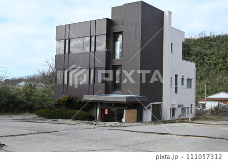 能登半島地震 内灘町 液状化 陥没したビル 石川県 能登半島地震 内灘町 液状化 陥没したビル 石川県 111057312