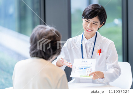 日本人, 人物, 女性, 若い, 薬剤師, 医師, 看護師, 医者, 室内, 医療, 病院, 先生, 111057524