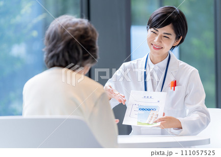 日本人, 人物, 女性, 若い, 薬剤師, 医師, 看護師, 医者, 室内, 医療, 病院, 先生, 111057525