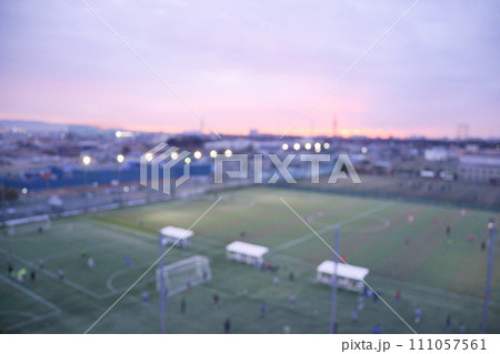 サッカーフィールドのイメージ写真、Blurred Photo of Football Field サッカーフィールドのイメージ写真、Blurred Photo of Football Field 111057561