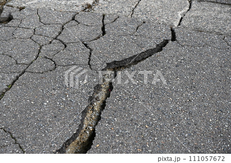 地震 地割れ 能登半島地震 石川県内灘町 地震 地割れ 能登半島地震 石川県内灘町 111057672