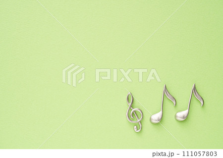 音楽イメージ 黄緑色の紙に置かれたト音記号と8分音符のオブジェ 音楽イメージ 黄緑色の紙に置かれたト音記号と8分音符のオブジェ 111057803