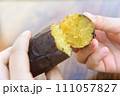 焼き芋を持つ手 111057827