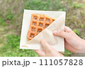 ワッフルを持つ女性の手 111057828