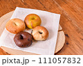 木のテーブルに置かれた美味しそうなベーグル 111057832