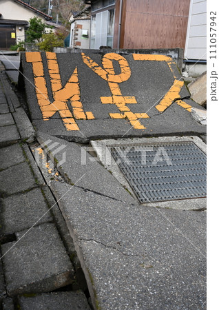 能登半島地震　内灘町　めくれた道路　液状化　石川県 111057942