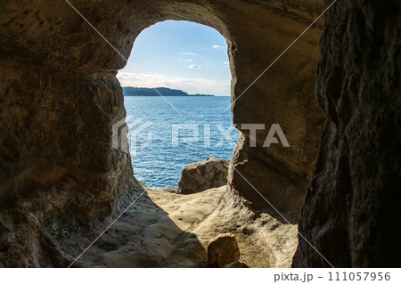 千葉県館山市沖ノ島の洞窟 111057956