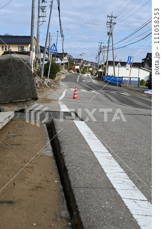 能登半島地震 内灘町 ゆがんで傾いた道路 石川県 能登半島地震 内灘町 ゆがんで傾いた道路 石川県 111058253