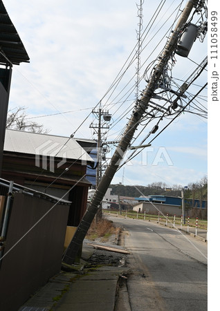 能登半島地震 内灘町 液状化 傾いた電柱 石川県 能登半島地震 内灘町 液状化 傾いた電柱 石川県 111058499