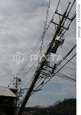 能登半島地震 内灘町 液状化 傾いた電柱 石川県 能登半島地震 内灘町 液状化 傾いた電柱 石川県 111058500