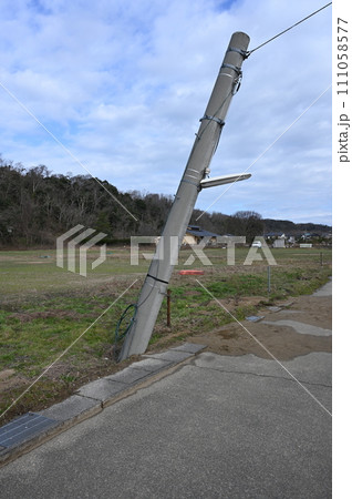 能登半島地震　内灘町　液状化　沈んだ電柱　石川県 111058577