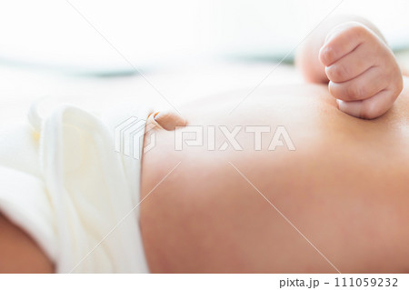 赤ちゃんのおへそ 生後1ヶ月 でべそ 赤ちゃんのおへそ 生後1ヶ月 でべそ 111059232