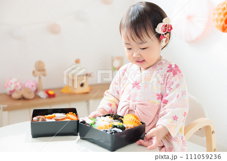 おせちを食べる1歳児 お正月 元旦 節の日 おせちを食べる1歳児 お正月 元旦 節の日 111059236