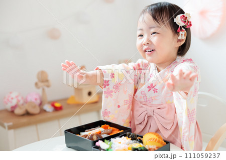 おせちを食べる1歳児　お正月　元旦　節の日 111059237