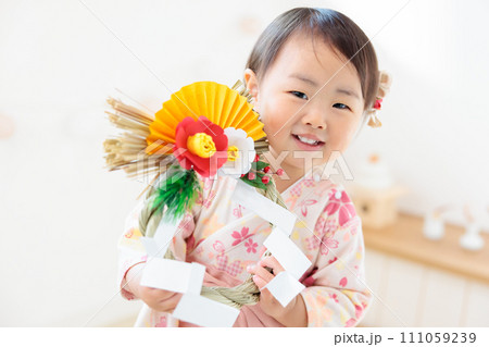 お正月飾りを持つ1歳児 しめ縄 手作り お正月飾りを持つ1歳児 しめ縄 手作り 111059239