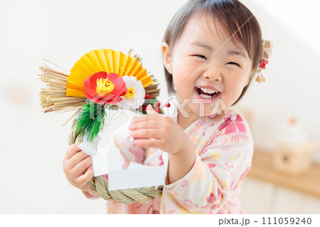 お正月飾りを持つ1歳児　しめ縄　手作り 111059240