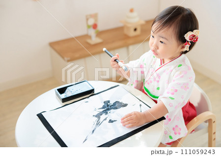 書初めをする1歳児 111059243