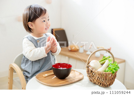 七草粥を食べる1歳児　楽しく食育　五節句 111059244