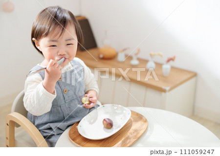 栗を食べる1歳児 おやつ 捕食 栗を食べる1歳児 おやつ 捕食 111059247