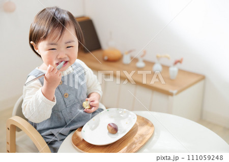 栗を食べる1歳児　おやつ　捕食 111059248