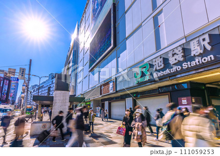 日本の東京都市景観 JN.1増加…賑わう池袋駅東口（北）。西武などを望む…＝令和6年1月15日 111059253