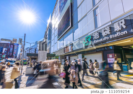 日本の東京都市景観 JN.1増加…賑わう池袋駅東口（北）。西武などを望む…＝令和6年1月15日 111059254