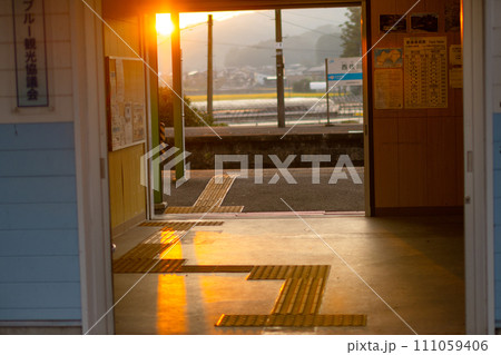 朝陽が差し込む西佐川駅 朝陽が差し込む西佐川駅 111059406