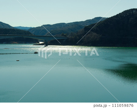 木曽川水系のロックフィルダム阿木川ダム堰堤から見た冬風景 111059876