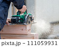 丸鋸(丸ノコ)による大工作業 111059931