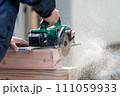 丸鋸(丸ノコ)による大工作業 111059933